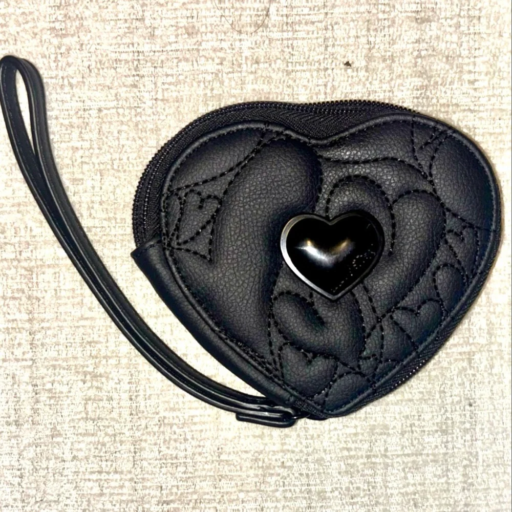 Betsey Johnson NWOT Heart Shaped Quilted Zip Wallet Wristlet Black Change Purse